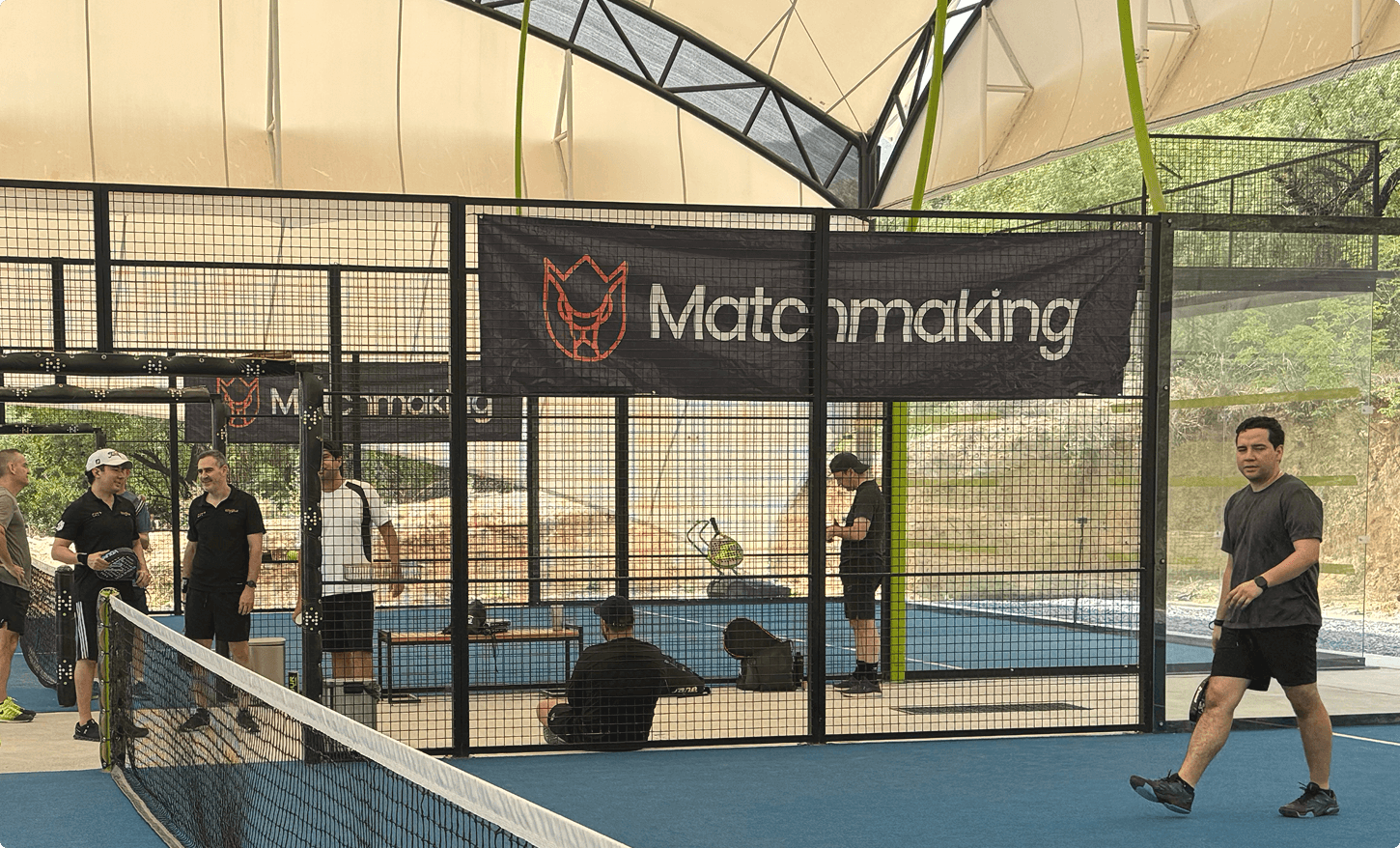 Canchas de padel con banners de patrocinadores